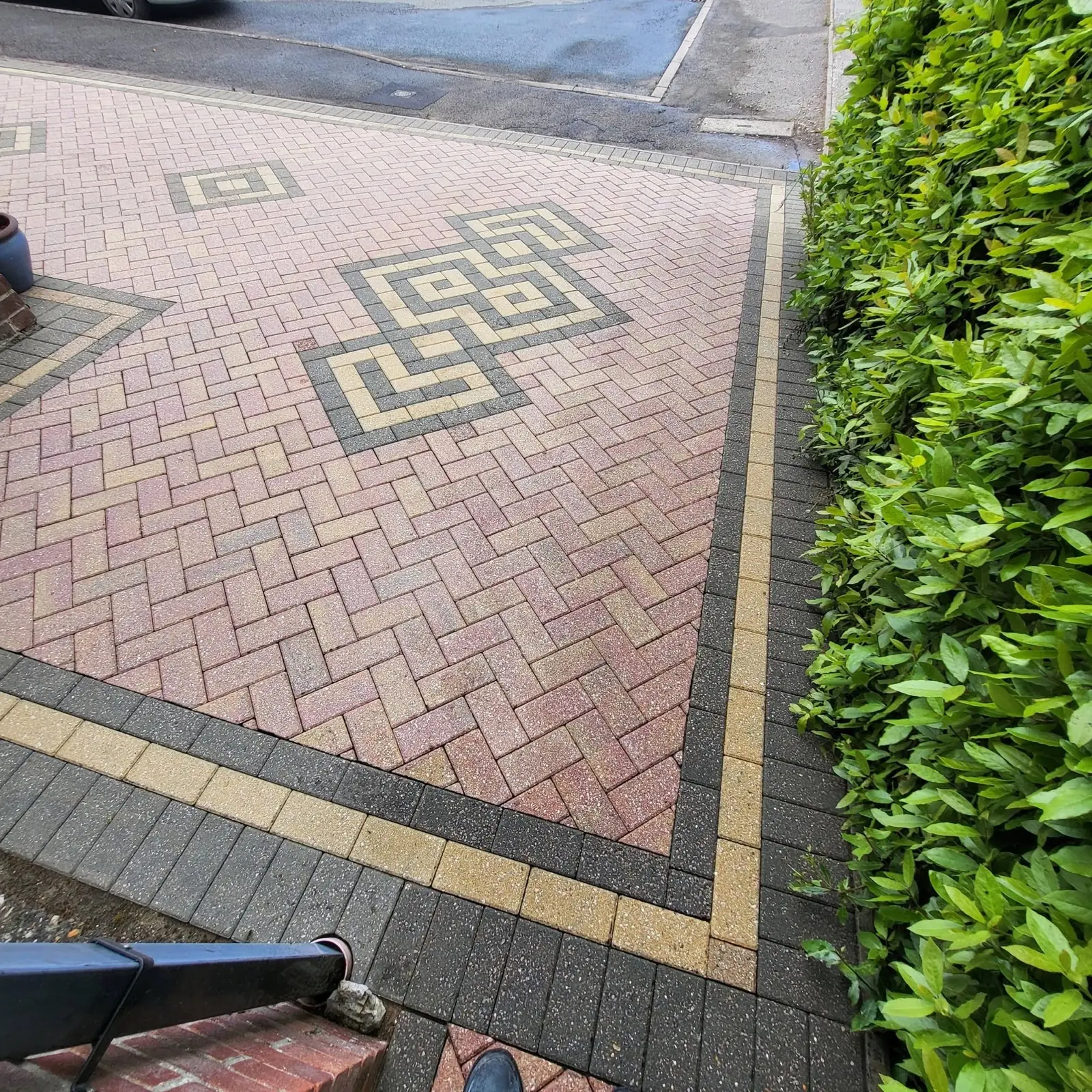 Decorative block paving driveway after cleaning, the inlaid pattern sharp again