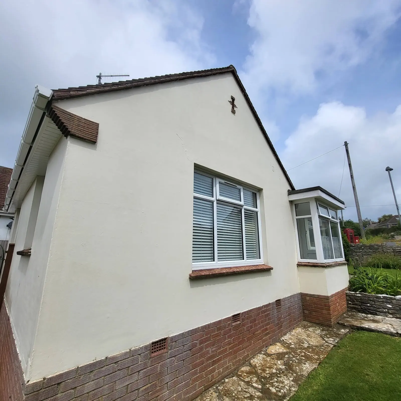 Rendered bungalow gable end after softwashing, the render clean and even